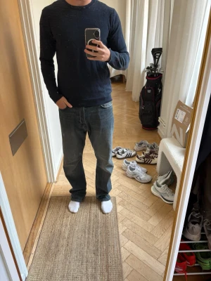 Mörkblå tröja från MQ - Säljer denna snygga tröja i storlek M från MQ. Använd ganska mycket men är fortfarande i väldigt bra skick. 