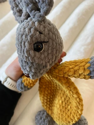 Grå kanin med gul klädsel snuggle - Detta säljer jag åt min kompis som har virkat denna fina fina gråa kanin med gul klädsel, huvudet, armarna och fötterna är stoppade men inte magen så det blir en snuggle😊🫶🏼