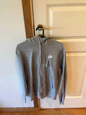 Grå zip-hoodie Nike - Grå zip-hoodie från Nike i fint skick! 