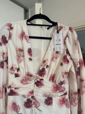 Vit långklänning med blommigt mönster ( adoore liknanade)  - Superfin långklänning Gina tricot strl 38! Aldrig använd 