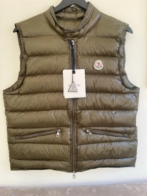 Moncler väst - Mörkgrön moncler väst i storlek S/M, den är helt ny, vis funderingar är det bara att höra av sig, pris kan diskuteras 