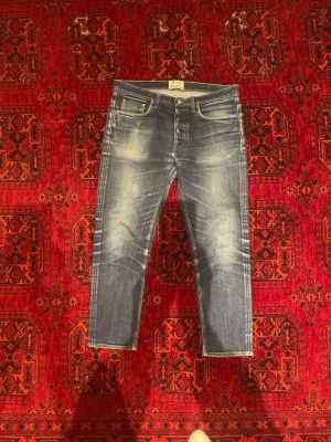 Acne Studios Jeans - Snygga blå jeans från Acne Studios med klassisk femficksmodell och slitna detaljer på framsidan. Många arbetade slitningar av försiktigt och medvetna användning över en lång tid. Perfekta till det mesta, lätta att matcha med. Undrar du något är det bara att skriva🙌