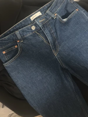 Blå  jeans från Gina  - ASS snygga jeans från Gina. Lågmidjade, tajta jeans. Bootcut jeans. Använder ej då jag inte använder jeans längre. Säljer billigt. 