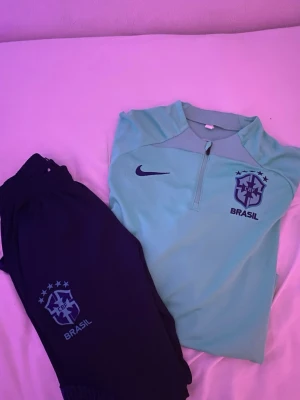 Brazil X Nike tracksuit - Säljer nu denna snygga brazilien X nike tracksuiten, perfekt för både träning och en snygg outfit, storlek S och är oanvänd skick 10/10, hör av er vid frågor osv 💫