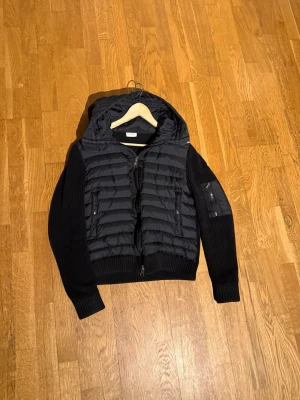 Moncler cardigan - Moncler cardigan köpt för ca två år sedan från vongrevencloset använt den väldigt bra och den är i nyskick jätte små tecken på användning. Storlek M men passar även S   