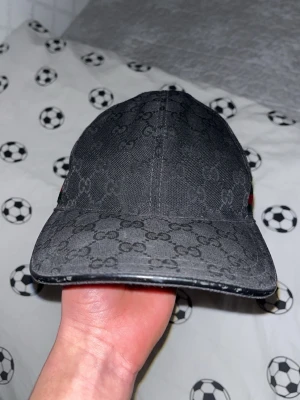 Svart keps från Gucci med GG-mönster - Säljer en svart keps från Gucci  äkta XS