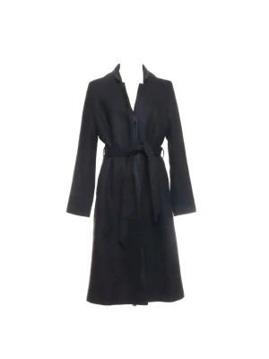 Svart ullkappa från & Other Stories - Stilren svart kappa från & Other Stories i en klassisk rak modell med knytskärp i midjan. Tillverkad i 80% ull och 20% polyamid, perfekt för kyliga dagar. Kappan har en enkel krage och långa ärmar för en tidlös look.