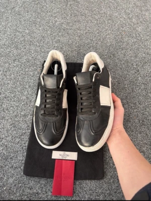 Valentino Flycrews skor  - Super snygga Valentino Flycrews! Det är storlek 40, skick 9-10, og Dustbag, ny pris 7000kr, mitt pris 2699kr! Kan gå ner i pris! 