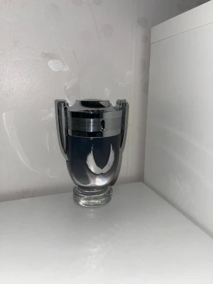 Invictus platinum - Paco Rabanne Invictus Platinum är en fräsch och energisk herrparfym med toner av citrus, aromatiska kryddor och en sval, lätt träig avslutning. Den känns uppfriskande och passar bra för vardag och varmare dagar.