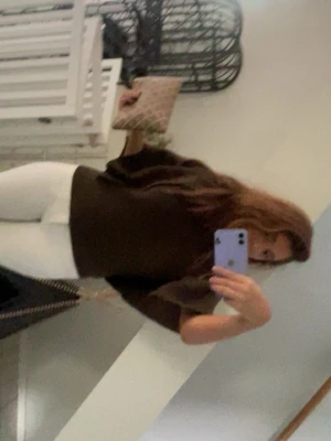 Brun kortärmad blus med krage - Snygg brun blus med korta ärmar och klassisk krage. Blusen har knappar framtill och en avslappnad passform som ger en trendig look. Perfekt att matcha med jeans eller kjol för en stilren outfit.