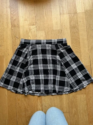 Rutig kjol 🖤 - Rutig kjol från H&M med dragkedja i bak. Den är använd men i fint skick. Mjukt material. 🖤