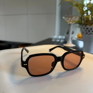 Svarta solglasögon från Pier One - Snygga solglasögon från Pier One med svart, fyrkantig båge och bruna glas🤎⭐️