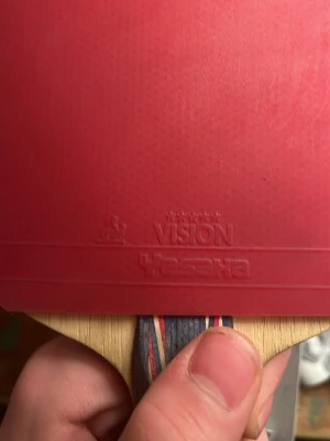 Bordtennisracket Yasaka world cup 5 stjärnigt  - Yasaka world cup 5 stjärnigt pingisracket, lite använt saknas plupp på stommen. Passar perfekt till spelare som kan kontrollera skruv och fart.