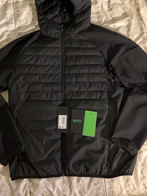 Cardigan från Hugo boss  - Cardigan från Hugo boss, storlek M, perfekt till dig som vill ha något snyggt till sommaren/hösten, OBS den är äkta, aldrig använd, fick hem den och då var den inte i min passform, nypris 2699