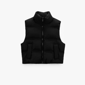 Svart cropped dunväst med hög krage - Snygg svart dunväst med hög krage och två framfickor. 