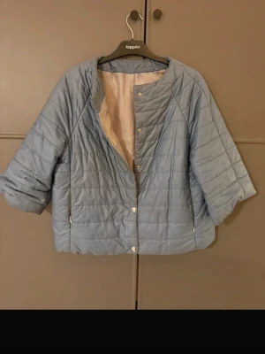 Herno liknande jacka  - Herno liknande jacka i blått. Vet tyvärr inte märket. Assss snygg nu till våren❤️