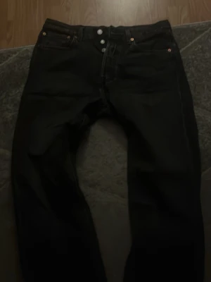 Levis 501 - Mörkgråa Levis jeans 501 i storlek w32 l30