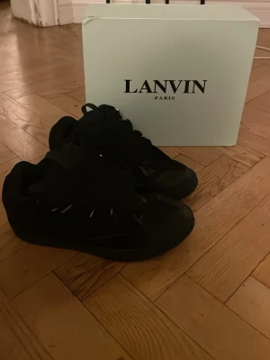 Lanvin Curbs - Hej säljer dessa coola lanvin curp sneakers som passar perfekt till vintern eller våren och rekommenderar. Dom sitter extremt bekvämt och är tjocka alltså inte ”boneless” som det kallas för.