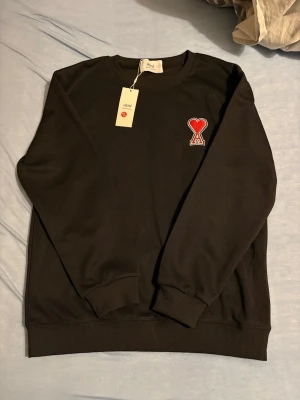 Ami Paris tröja - Svart ami Paris tröja, storlek M helt ny med prislapp, köpte av en kompis för 1600kr. För mer frågor skriv till oss