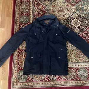 Woolrich fieldjacket S - Jackan är i  bra skick utan några defekter, tyvärr för liten för mig. Jackan är märkt EU S/US XS, passar bra om du är 170-185