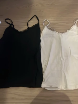 Svart & vitt linne - Säljer dessa två linnen i storlek s men är små i storleken så definitivt mer en xs 😊 paketpris för båda är 80kr. 1 för 50kr. 
