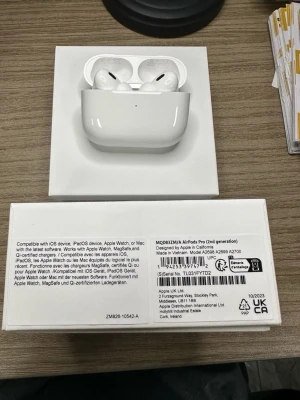 Apple AirPods Pro 2nd Gen vita - Säljer ett par vita Apple AirPods Pro (2nd generation) med laddningsetui. Trådlösa in-ear hörlurar med stilren och kompakt design. Levereras i originalförpackning med tillhörande manualer. Perfekta för dig som vill ha grymt ljud och smidig anslutning till iPhone eller andra Apple-enheter.