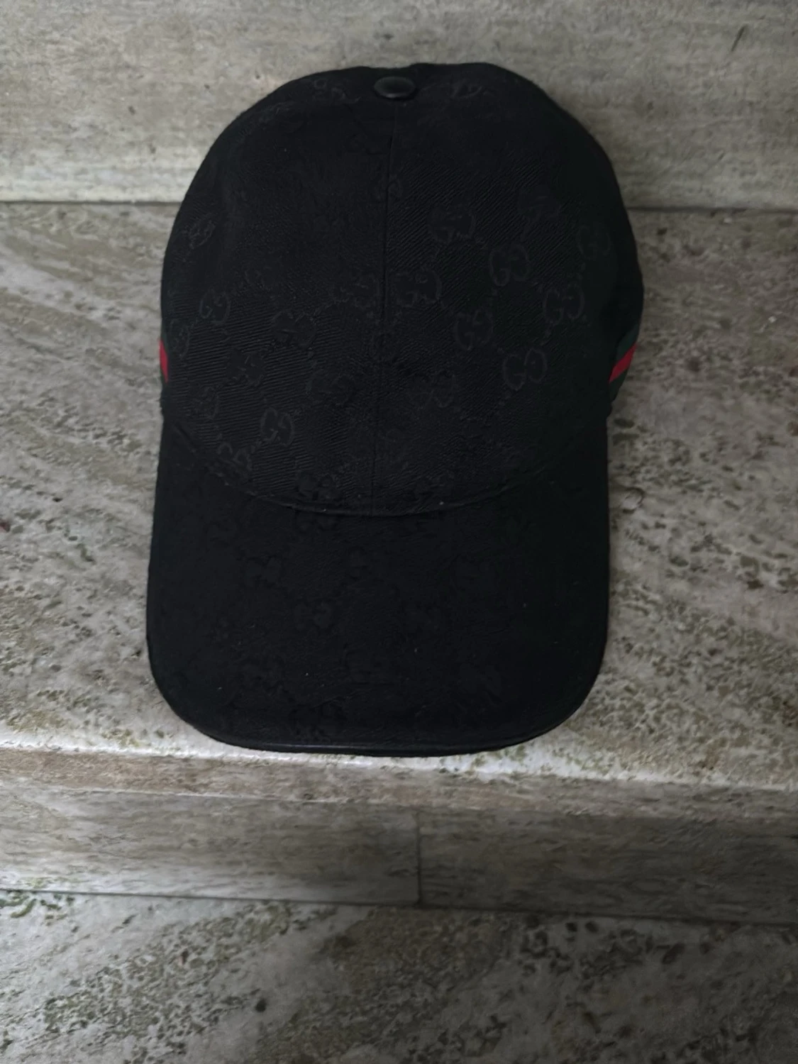 Svart keps från Gucci med GG-mönster