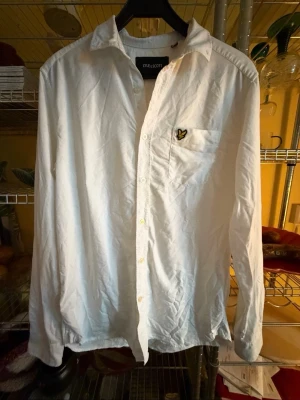 Vit skjorta från Lyle & Scott - Klassisk vit skjorta från Lyle & Scott. Perfekt för en clean och stilren look. Pris kan diskuteras vid snabb affär!