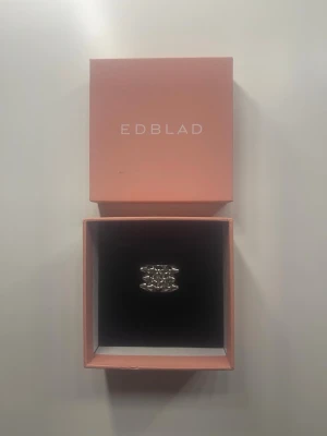 Edblad peak ring  - Edblad peak ring i färg silver  Höjd 4 mm, bredd 15 mm Blankt rostfritt stål Nickelsäkert Vattentålig                                    Pris kan diskuteras