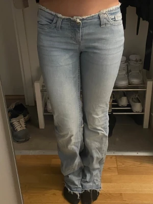 Ljusblå bootcut jeans med fransar  - Blåa bootcut jeans från Nelly. Osäker på storleken men skriv till mig så kollar jag måtten.