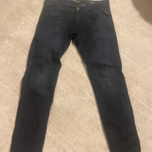 Replay anbass jeans - Tja, säljer dessa replay anbass jeans då dom är för små för mig. Jag har använt dem ett fåtal gånger då de var lite små redan när jag köpte dem. Tyckte däremot att de satt otroligt skönt.