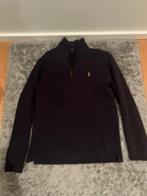 Ralph Lauren half zip tröja - Säljer en half zip tröja från Ralph Lauren i mycket bra skick. | Storlek: S. | Hör av dig vid frågor eller funderingar.