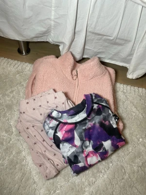 Set med barnkläder 11–12 år ⭐ - Set med barnkläder 11–12 år ⭐ Säljer ett fint klädset för barn i storlek 11–12 år. – Rosa teddytröja från LAGER. – Flerfärgad underställströja. – Rosa pyjamasbyxor med stjärnor. Mysigt och perfekt till både vardag och hemmabruk. Skriv gärna vid frågor. Pris kan diskuteras och jag postar oftast snabbt 📦 