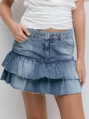 Söker 👀 Blå volangkjol i demin  - Hej söker Denna kjolen i storlek 146  kontakta mig om ni hittar den gärna🛍️