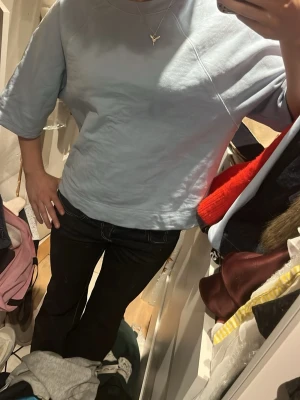 Trekvarts ärmad  blå sweatshirt från and other stories - Så fin trekvarts ärmad sweatshirt från and other stories! Sparsamt använd, skrynklig då den legat i lådan ett tag🩵