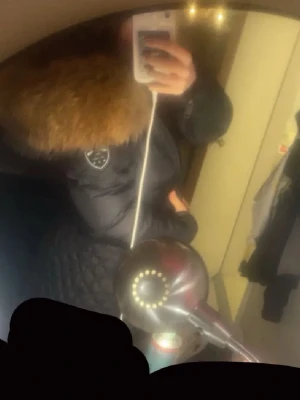 Svart dunjacka med päls från rock and blue - Säljer en svart dunjacka från rock and blue med stor fluffig päls runt huvan och logga på ärmen. Jackan har en klassisk, lite längre modell och ser riktigt varm ut – perfekt för kalla dagar.