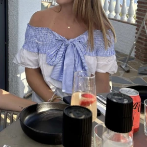 Off-shoulder tröja  - Säljer denna supersöta toppen! Den är offshoulder och har en knytning i mitten. Väldigt bekväm och passar till mycket. Är i väldigt bra skick