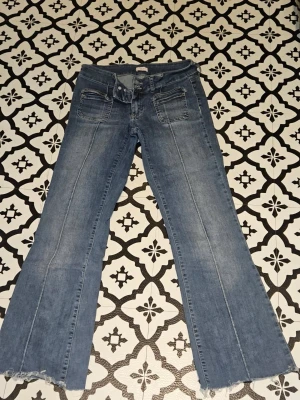Blå bootcut jeans från nelly - Snygga blå bootcut jeans från Nelly💕Säljer då de är klippta nertill och då för korta för mig, skulle säga de är för någon runt 165. Pris går att diskutera🩷