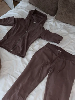 Brunt set från Nelly - Superfint sett från nelly som ny använd ca 2 gånger. Storlek S i båda plaggen💞