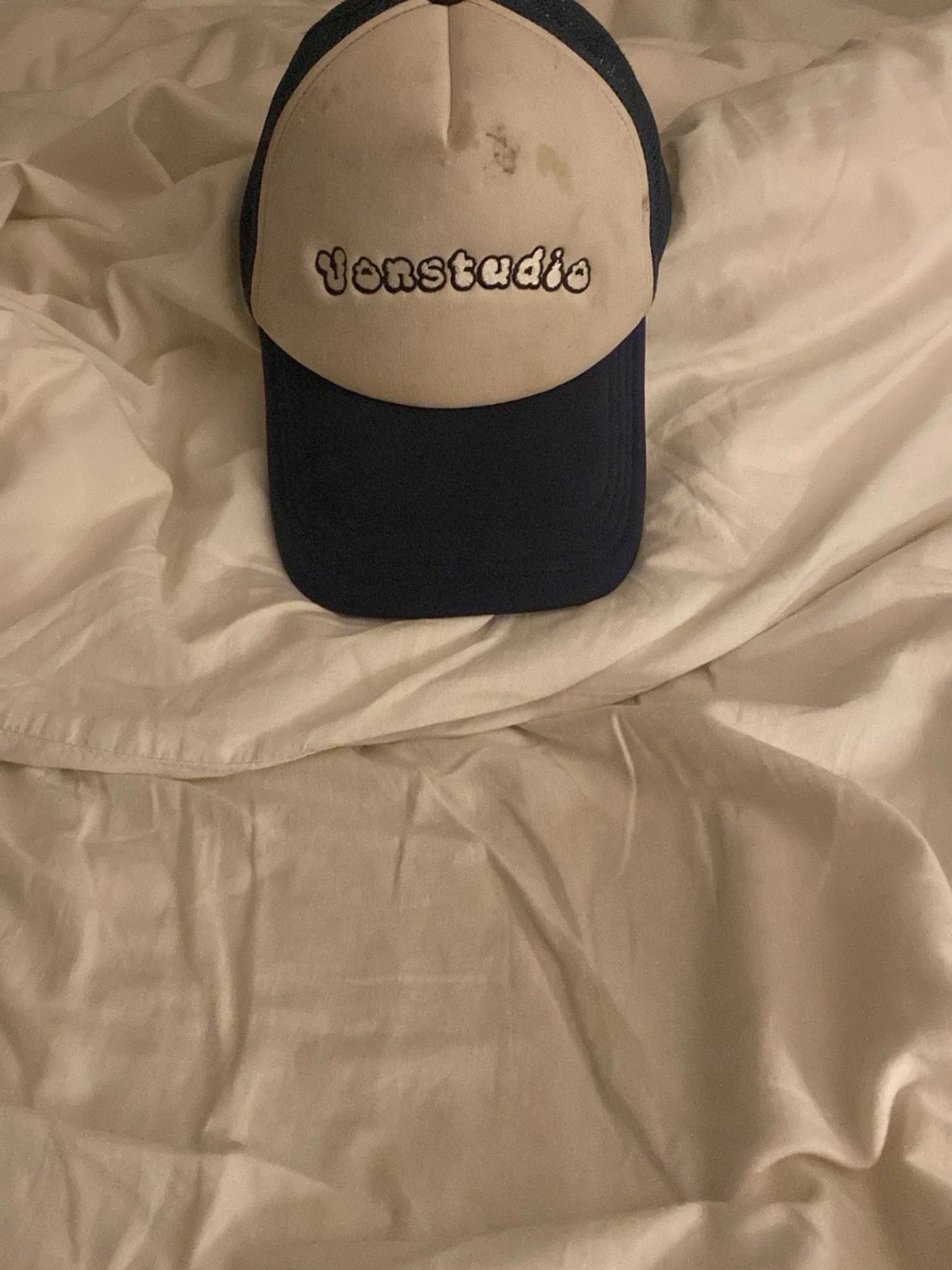 Vonstudio vit och marinblå keps