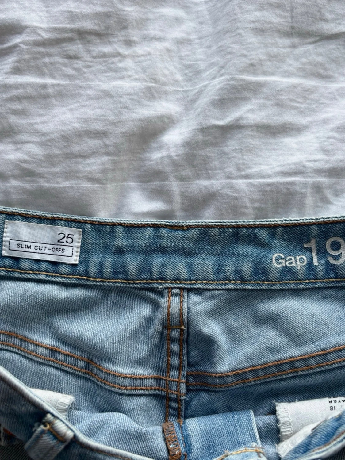 Ljusblå slitna jeansshorts - 3