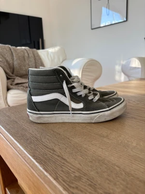 Gröna höga vans  - Säljer mina höga Vans i färgen grön, storlek 38, hör av er om ni är intresserade 