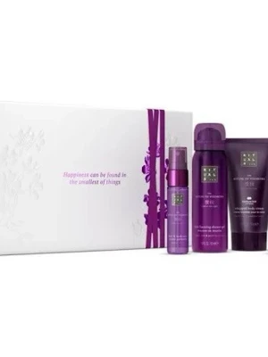 Rituals The Ritual of Ayurveda presentkit - Lyxigt presentkit från Rituals i serien The Ritual of Ayurveda. Innehåller duschskum, kroppskräm och mist i snygga lila och vinröda förpackningar. Perfekt för dig som vill unna dig själv eller ge bort en fin gåva. Kommer i elegant vit presentask med lila detaljer.