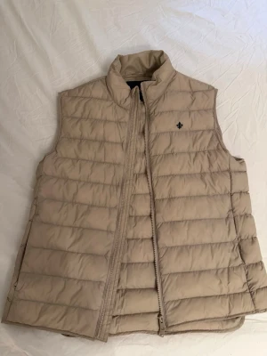 Morris väst - Tja, säljer min morris väst då jag ej använder den. Den är bara testad aldrig använd då jag insåg att väst inte var min grej. Tänker 950  men priser går självklart att diskutera! 