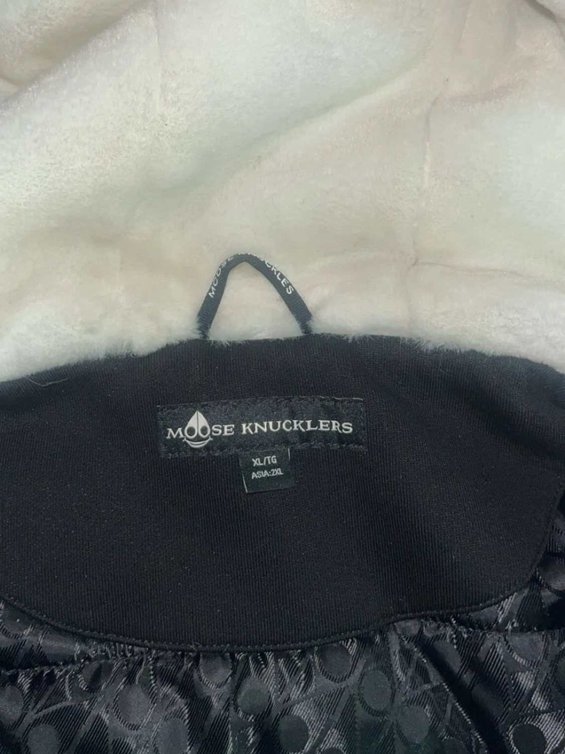 Svart hoodie från Moose Knuckles - 4