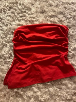 Röd bandeau tubtopp - Basic röd tube topp med srcunch och slits,använd fåtal gånger!