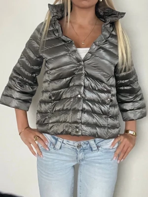 Herno liknande jacka  - Följ för liknande💓 silvrig Herno liknande jacka i storlek S som är mycket lik orginalet med knappar krage och trekvartsärm. Från Mango i en gammal modelI som inte säljs längre. perfekt skick! Pruta inte, tryck köp nu eller skriv vid frågor💓tk-0095