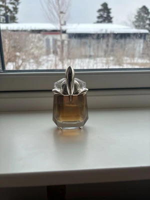 ALIEN GODDESS - Använt mindre 1/3 av parfymen. Kokos, jasmin och vanilj doft