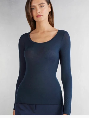 Mörkblå långärmad topp med rund hals - En stilren mörkblå långärmad topp med rundad halsringning och figurnära passform. Perfekt att matcha med både jeans och kjol. Tunn och mjuk i materialet, vilket gör den skön att bära hela dagen. Passar xs-s