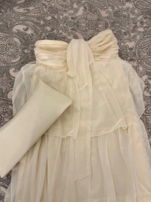 Finklänning/balklänning - Ljusbeige klänning, köpt förra året & använd en gång. Strl S men passar mig som xxs/xs. Färgen finns inte längre att köpa på Nellys hemsida Väskan på bilden finns också att köpa (se separat inlägg för väskan)